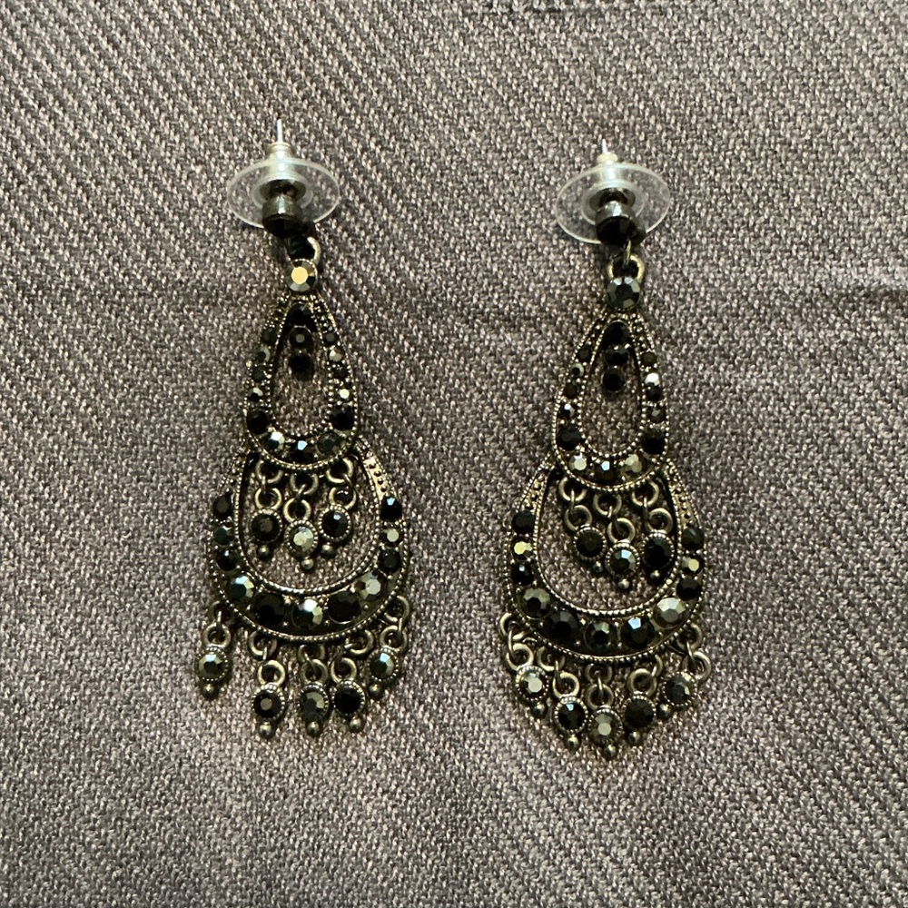Elegant Black/gray silver setting pierced Chandelier Earrings